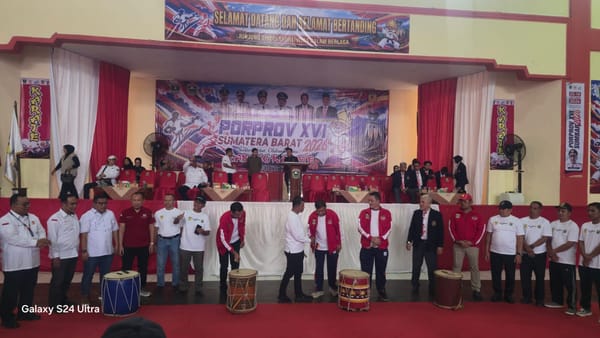 Karate Porprov XVI Sumbar Dimulai, Waketum VIII Serahkan Medali Hari Pertama