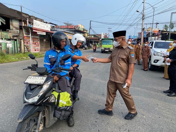 Bupati Pasaman Barat Bagikan Ribuan Masker untuk Pelajar dan Masyarakat