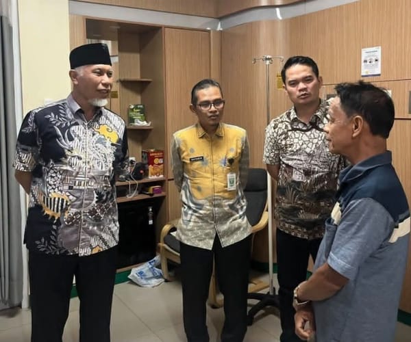 Gubernur Mahyeldi Jenguk Ketua MUI Sumbar, Korban Kebakaran KMP Batumandi di Cilegon