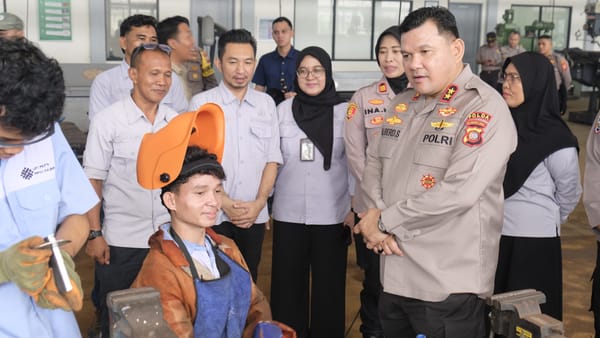 Kapolda mendukung Pelatihan bagi mantan penyalahgunaan Narkoba untuk pemberdayaan. Tampak Kapolda menyaksikan secara serius kegiatan Pelatihan . Foto : Bid Humas Polda Kalbar.