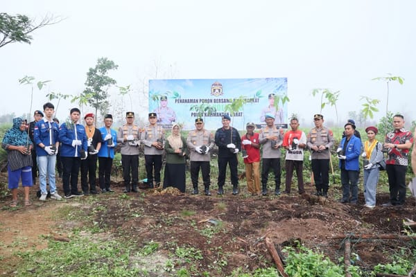 Green Policing Tanam 115 Pohon di SMAN 04 Sungai Raya, Kapolda Ajak Generasi Muda Jaga Alam
