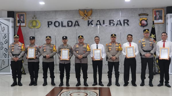 Lima Personel Polda Kalbar Terima Penghargaan atas  Keberanian dan Kepedulian untuk Masyarakat