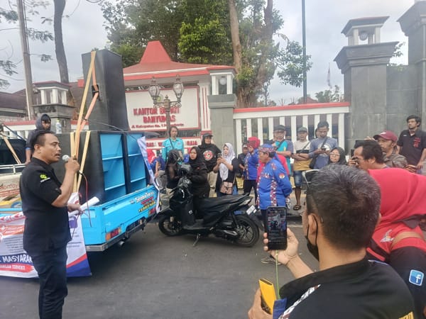 Ratusan Warga Gelar Unjuk Rasa, Tuntut UHC Diaktifkan Kembali Tanpa Syarat