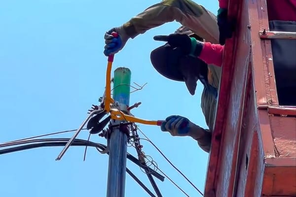 Pemkot Surabaya Bongkar 116 Tiang dan Tertibkan 91 Kabel Utilitas Ilegal