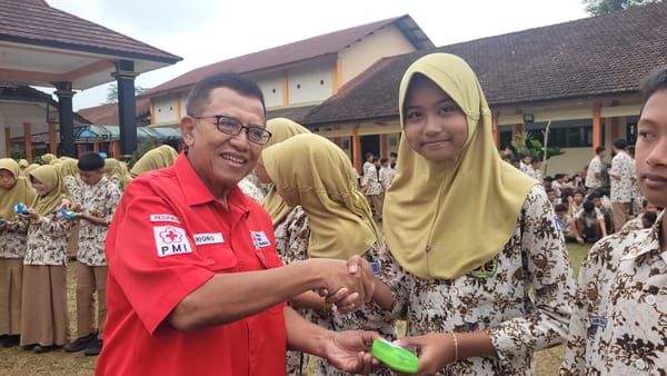 26 Siswa SMPN 1 Baturraden Terima Bantuan Kacamata dari PMI Banyumas