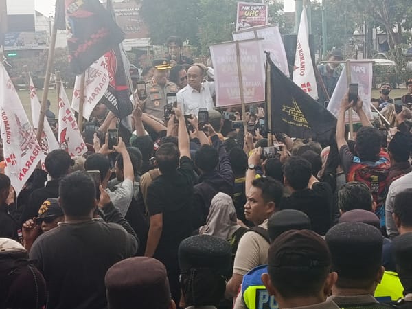 Soroti UHC Ratusan Warga Gelar Aksi di Pendopo Banyumas