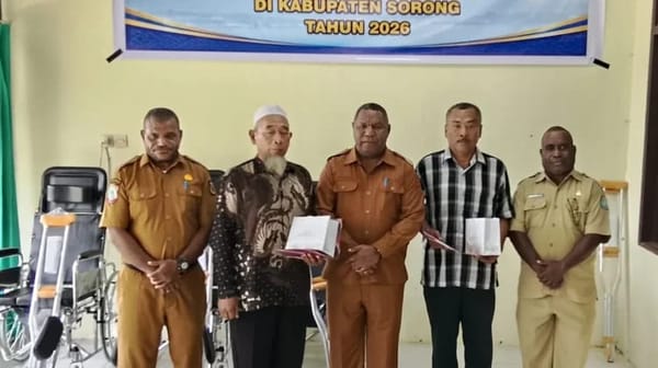 Pemkab Sorong Salurkan 20 Tongkat & 15 Kursi Roda Kepada Penyandang Disabilitas