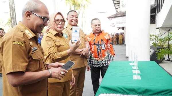 Pemkot Ambon Launching SARUT QRIS, 810 Petugas Kebersihan Diperkuat Peralatan