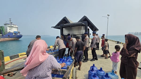 Satuan Brimob Polda Maluku Olah Air Laut Jadi Air Bersih