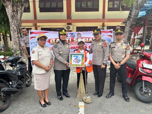 Sambut HUT Humas Polri ke-75, Polda Maluku Salurkan 100 Paket Sembako untuk Tukang Sapu Jalan di Ambon
