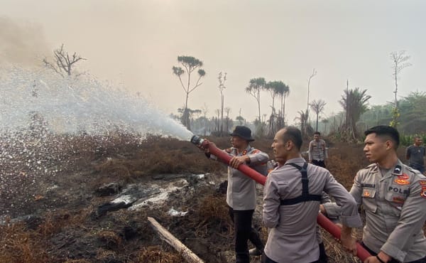 Kapolres SBT Kerahkan Mobil Water Cannon Padamkan Kebakaran 10 Hektare Lahan Gambut
