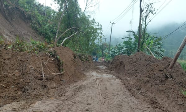 Akses Jalan yang Tertutup Longsor di Pesisir Selatan Sumbar  Telah Dibersihkan