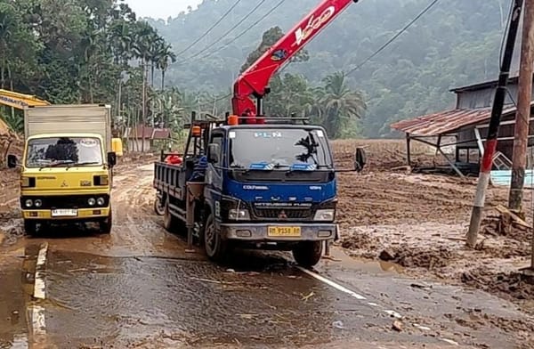 Penanganan Longsor di Pesisir Selatan Dipercepat  dan Salurkan 8.000 Liter Air Bersih