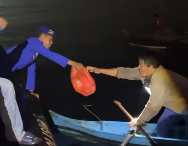 Ditpolairud Polda Maluku dan Masyarakat Salurkan 40 Paket Sembako Untuk Nelayan Teluk Ambon