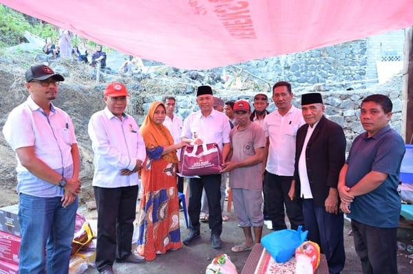 Wawali Serahkan Bantuan BAZNAS dan Kemensos kepada Korban Kebakaran Akebooca Ternate