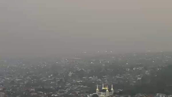 Kota Ternate Tertutup Kabut Asap, Masyarakat Diminta Pakai Masker Saat Aktivitas