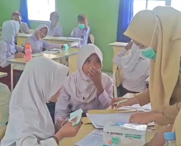 Antisipasi Kabut Asap, Dinkes Ternate Bagikan Masker dan Edukasi Siswa di Sekolah