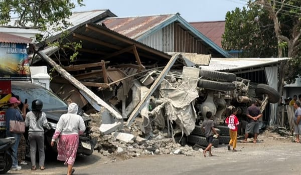 Truk Molen Terbalik di Akehuda Ternate, Timpa Bangunan dan Kendaraan, Mahasiswi Unkhair Tewas