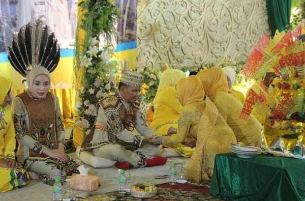 Ketika HUT Kobar Tak Hanya Dirayakan, Upacara Adat Menghidupkan Ingatan tentang Leluhur