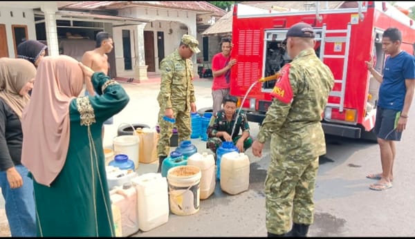 TNI Hadir di Tengah Krisis Air, 251 KK Warga Banua Hanyar Dapat Bantuan