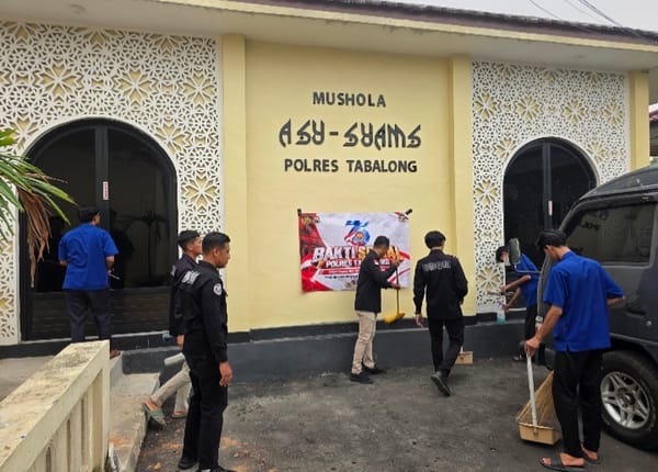 Peringati Hari Jadi ke-75 Humas Polri, Polres Tabalong Gelar Bakti Sosial Bersihkan Mushola