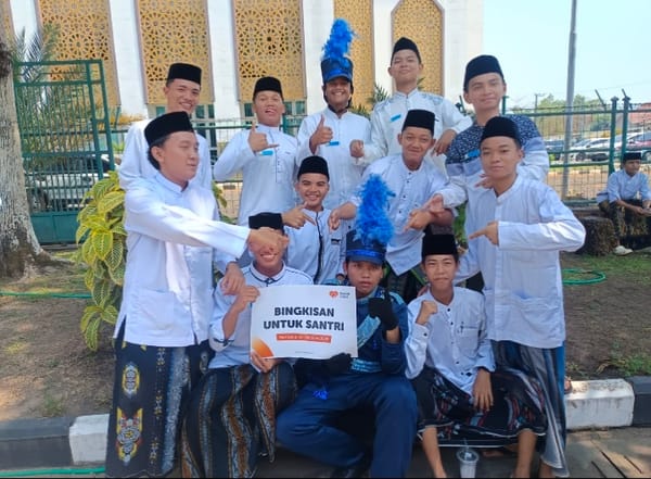 Rumah Zakat Kalsel Salurkan 100 Paket Makanan untuk Santri