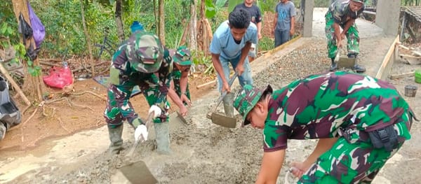 TNI dan Warga Gotong Royong Percepat Pembangunan Jembatan Garuda