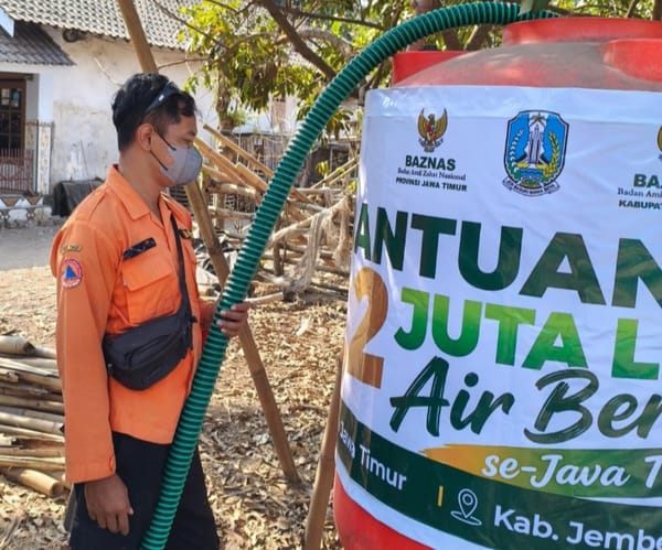 BPBD Jember Bersama BAZNAS Salurkan 10.000 Liter Air Bersih untuk Warga Baratan
