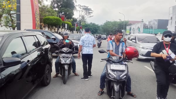 Antisipasi Kabut Asap, Pemkot Ambon Bagikan 1.500 Masker di Tiga Titik Strategis