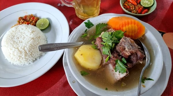  Sop Iga Bu Ugi, kuliner legendaris kawasan wisata Tawangmangu. (Foto: Ciptati Handayani)