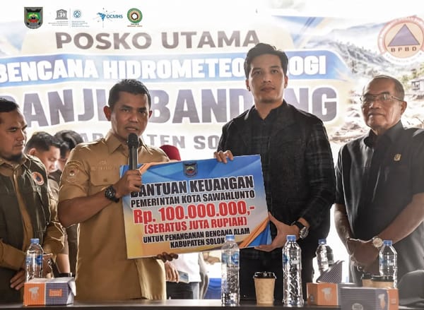Solidaritas Antar Daerah di Sumatera Barat: Pemko Sawahlunto Serahkan Bantuan Rp100 Juta untuk Korban Galodo Kabupaten Solok
