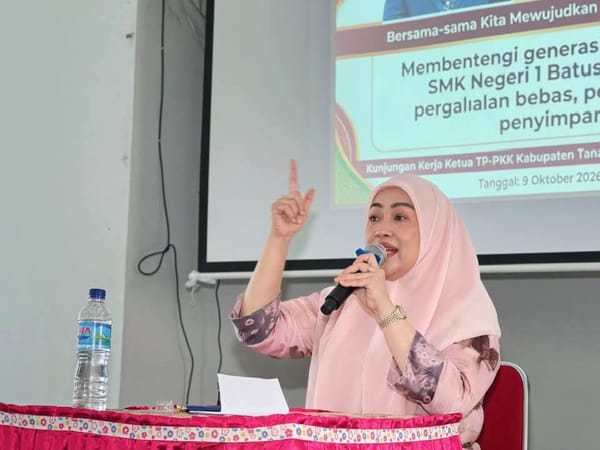 Ketua TP PKK Tanah Datar Lise Eka Putra Beri Motivasi Siswa SMKN 1 Batusangkar: Sukses Dimulai Hari Ini