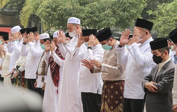Ditengah Kabut Asap Pekat, Wawako Pekanbaru dan Warga Gelar Salat Istisqa