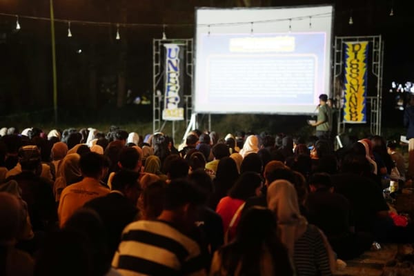 Ratusan Mahasiswa Padati Layar Tancap UNEJ, Putar Tiga Film Pendek