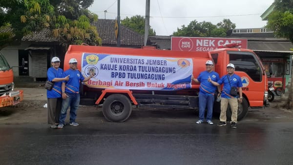 UNEJ dan KAUJE Distribusikan Air Bersih di Tulungagung, Bantu Warga Terdampak Kekeringan