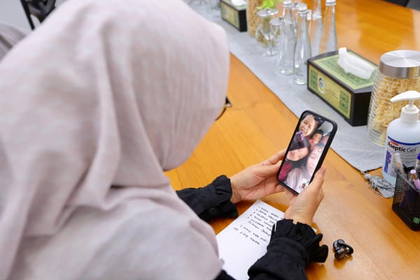 Bupati Banyuwangi Menyapa Rombongan Penari Gandrung Sewu Korban Kapal Terbakar melalui Video Call