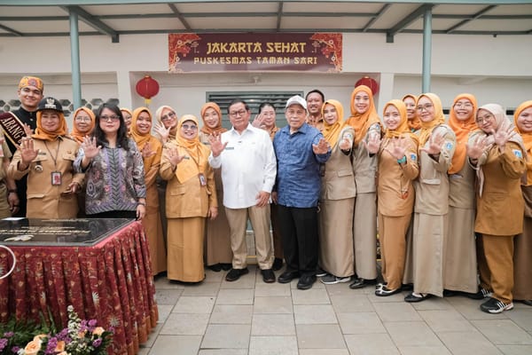 Gubernur DKI Jakarta Pramono Anung (baju putih), foto bersama usai meresmikan Puskesmas Kecamatan Taman Sari, Jakarta Barat, Senin (26/10/2026). (Foto: IIS/Spektroom).